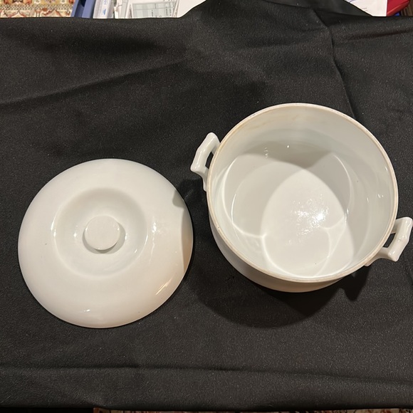 Very cool 7.25” pot/oven ware with top that converts to a dish. - Picture 2 of 12